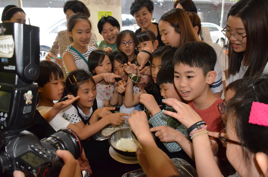 Young South Koreans get taste of Dragon Boat Festival