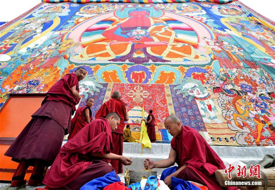 Thangka worship activity held in Tibet monastery