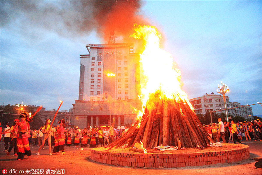 Yi ethnic people celebrate Torch Festival in Sichuan