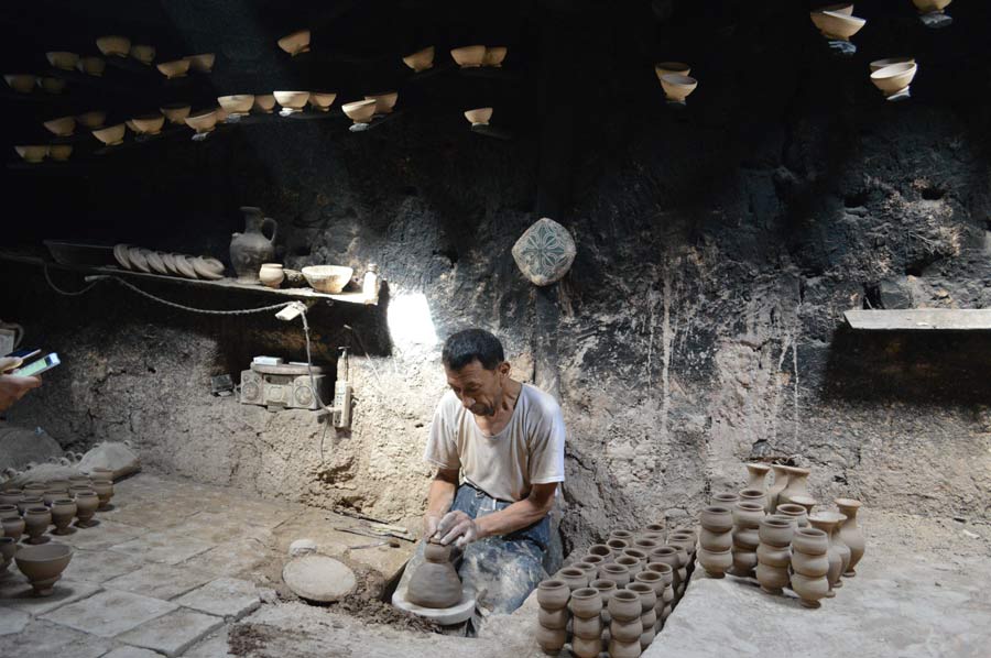 Young people try to revive traditional Kashgar pottery-making