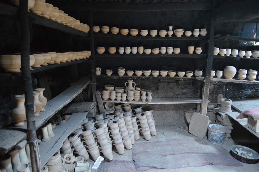 Young people try to revive traditional Kashgar pottery-making