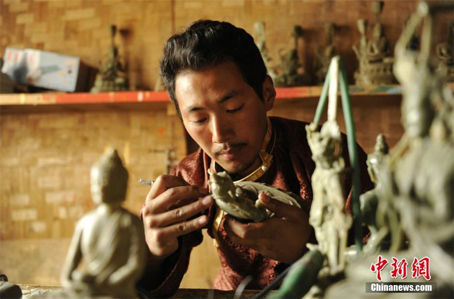 Traditional Tibetan handicrafts kept alive in SW China