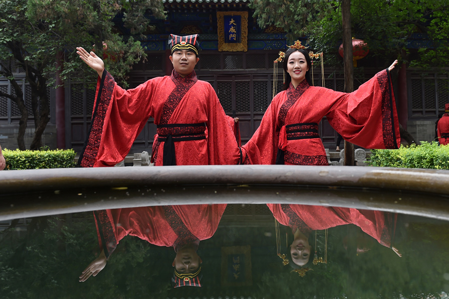 Couples marry in traditional costumes on Qixi