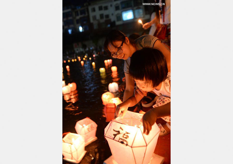 Traditional lantern fair held in S China's county