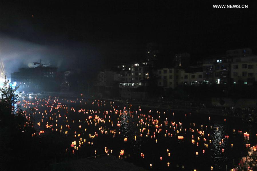 Traditional lantern fair held in S China's county