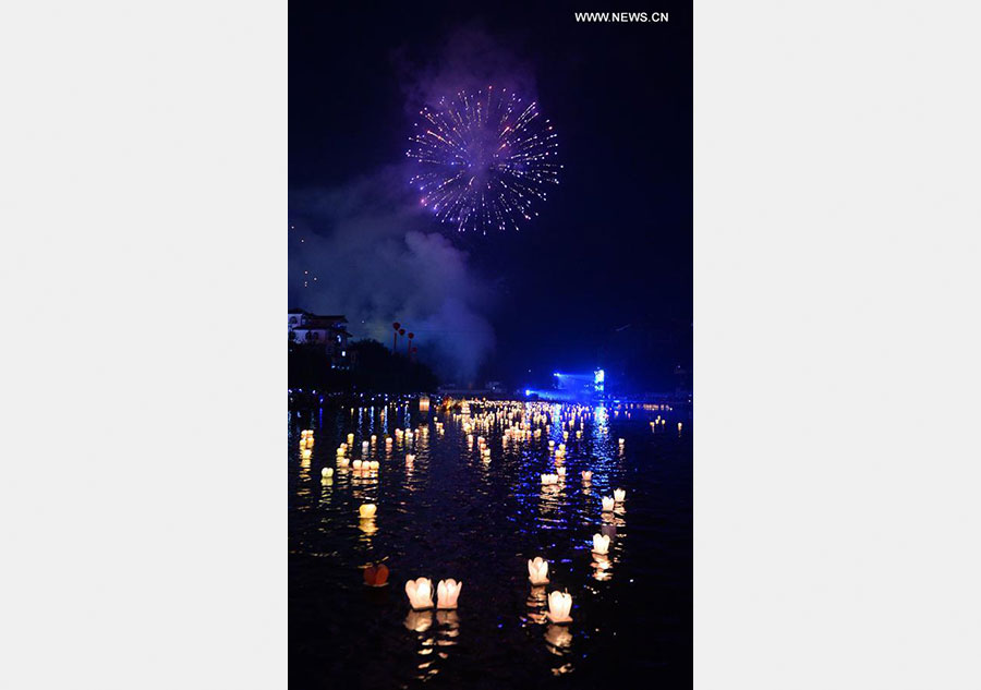 Traditional lantern fair held in S China's county