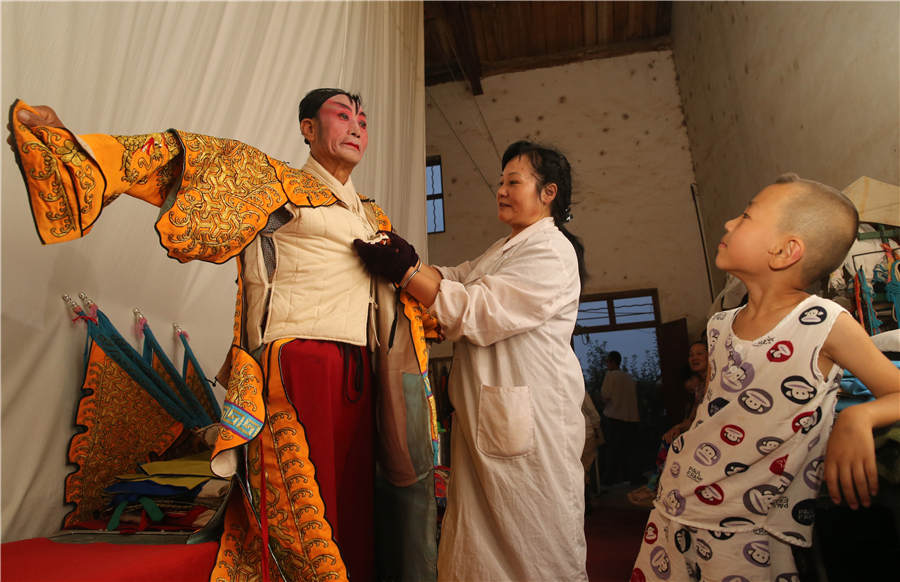 Qinqiang Opera actors brave heat to bring smile to faces