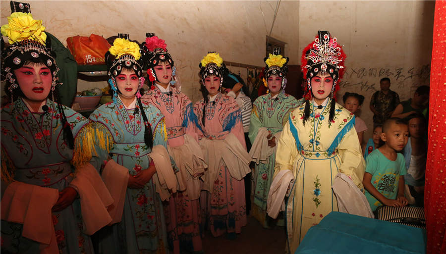 Qinqiang Opera actors brave heat to bring smile to faces