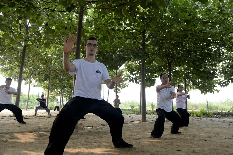 Foreign apprentices learn tai chi in Chenjiagou