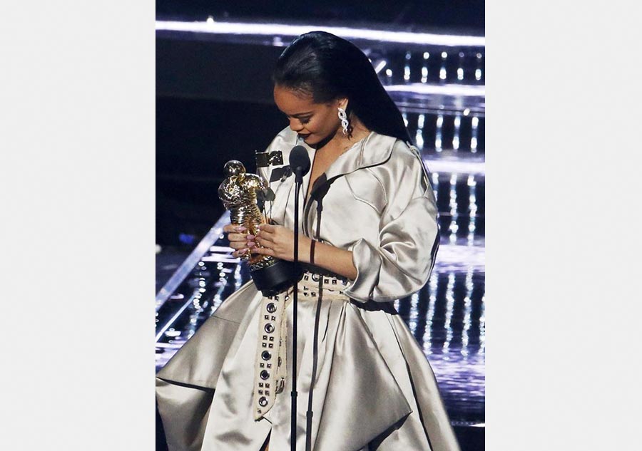 Beyonce storms Video Music Awards, Rihanna gets lifetime award