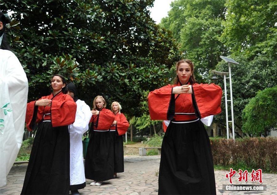 Foreign students wear Hanfu costumes to experience Chinese culture