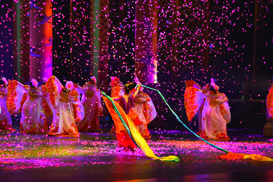 Classic dance drama 'Silk Road, Flower Rain' dazzles Dunhuang