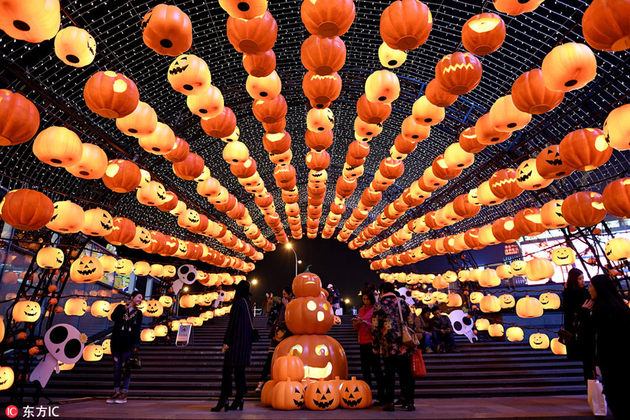 Sea of Halloween pumpkin lanterns lights up Shenyang