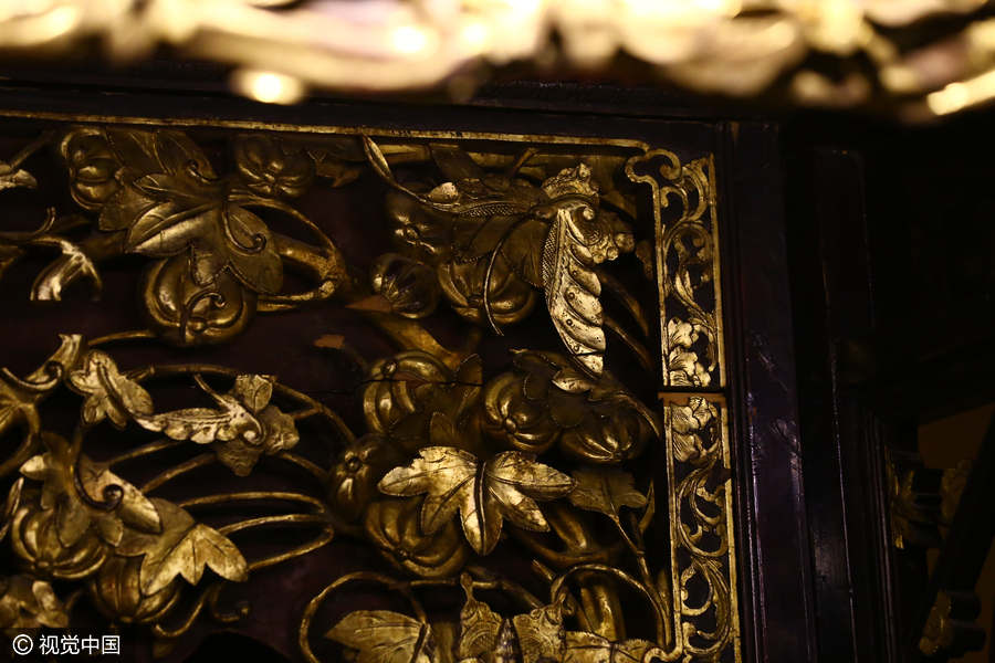 Most luxurious antique bed dazzles in Chongqing