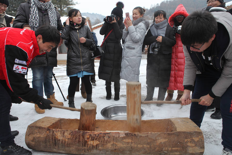 Foreigners experience Chinese New Year celebrations in Tonghua