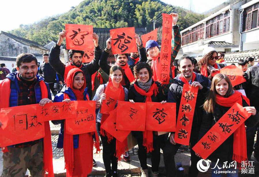 Foreigners experience Spring Festival in Ningbo