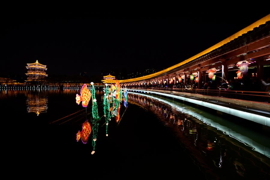 Tourists visit lantern fair in Xi'an