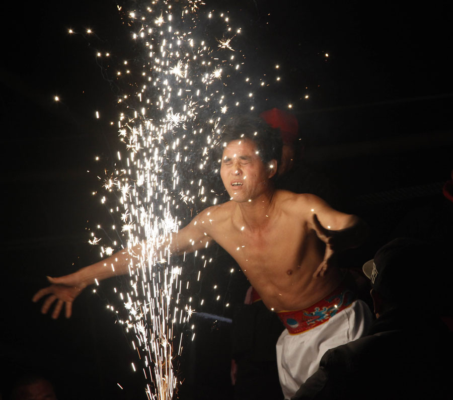 'Firework eating' performed during Lantern Festival in SE China