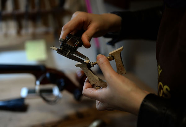 Chinese woman wins bronze in int'l violin making contest