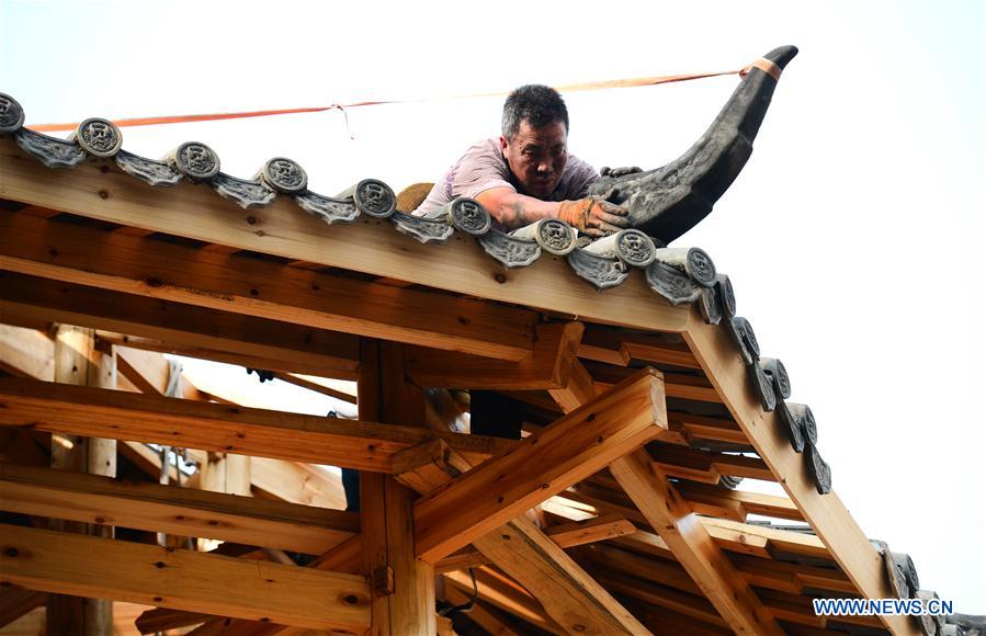 In pics: inheritor of carpenter techniques of Dong wooden buildings