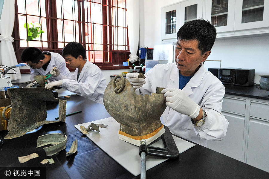 Restorers revive cultural relics at Fuxi Temple in Gansu