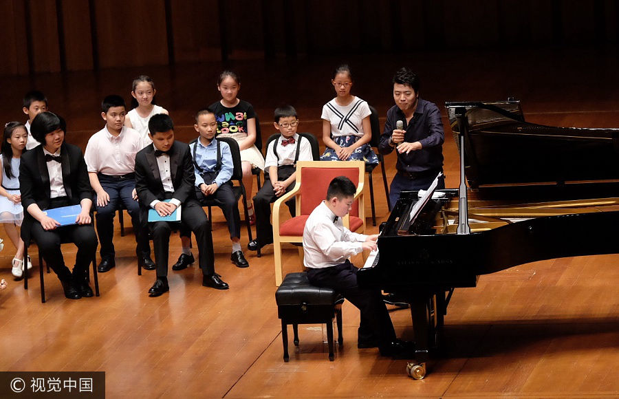 Pianist Lang Lang teaches children in free public lesson in Beijing