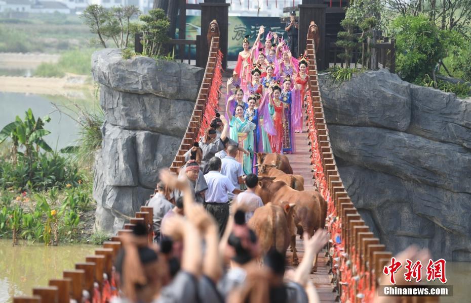 Hunan singletons reenact 'Qixi' legend