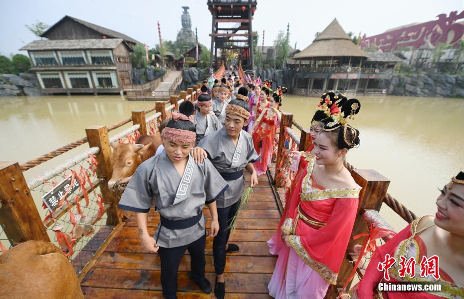 Hunan singletons reenact 'Qixi' legend