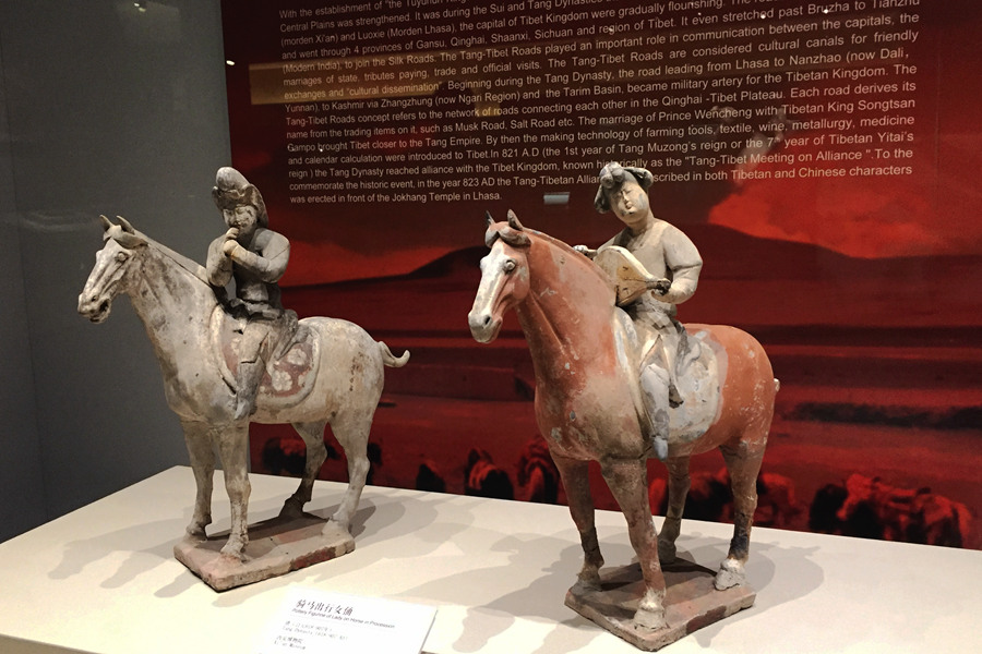 East meets West at Dunhuang cultural exhibition