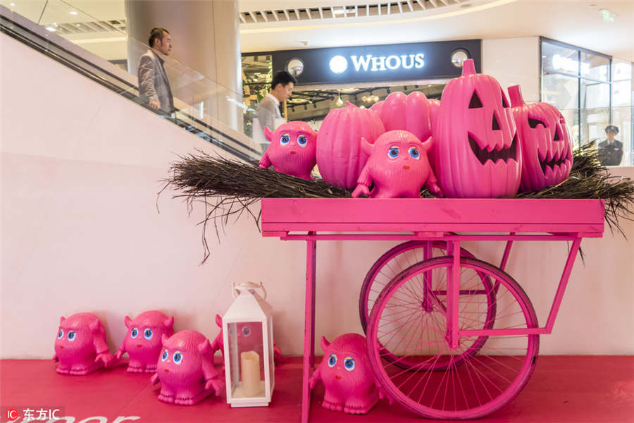 Shanghai mall turns pink for Halloween