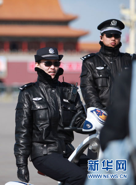 女警乘坐“智能單警”巡邏車執(zhí)行安保工作