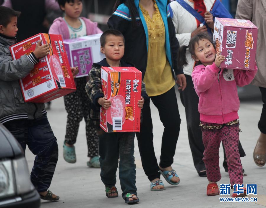 震區孩子無邪笑容致敬救援團隊