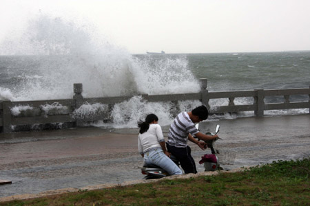 “凱薩娜”來勢洶涌 海南經(jīng)受風(fēng)雨洗禮(圖)