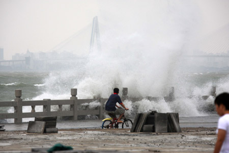 “凱薩娜”來(lái)勢(shì)洶涌 海南經(jīng)受風(fēng)雨洗禮(圖)