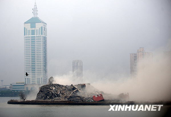 南昌市五星級五湖大酒店爆破拆除 僅13年樓齡