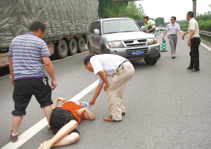 轎車起火 母女被困 數十市民接力救人