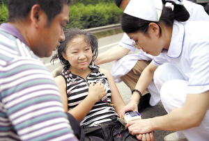 轎車起火 母女被困 數十市民接力救人