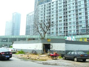 北京釘子戶不滿拆遷費(fèi)堅(jiān)守鬧市7年(圖)