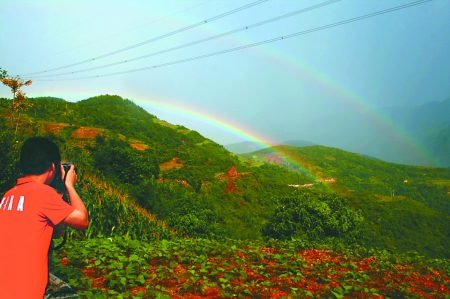 巫山雨后現(xiàn)雙彩虹奇觀