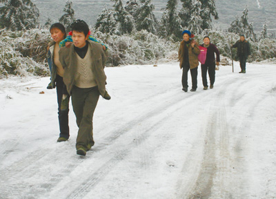 直擊冰災嚴重五省區(qū):冰雪中，用心溫暖上學路 圖