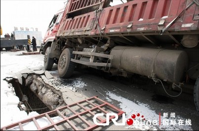 鄭州一跨京廣鐵路公路橋2承重梁被軋斷 列車經(jīng)過(guò)限速