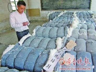 加工廠用臭水泡布條制造白“絲棉”被查封