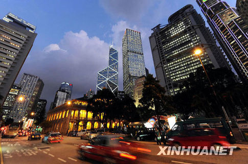 一升汽油16港元 香港市民如何應對出行三高