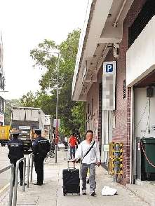 香港屈臣氏等三大超市職員炒賣奶粉 18人被拘