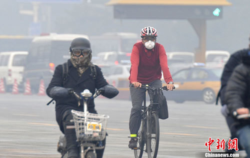 中國多地遭大霧“襲擊” 造成高速封閉航班延誤