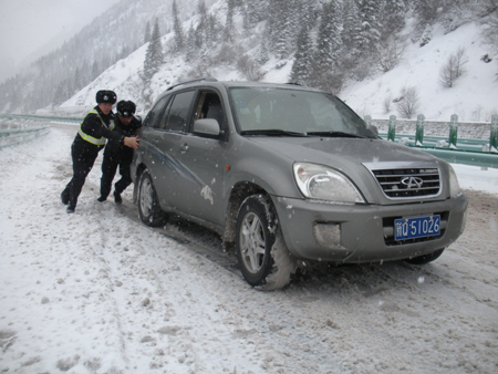 多部門協同配合鏖戰暴雪 確保伊犁交通暢通無阻