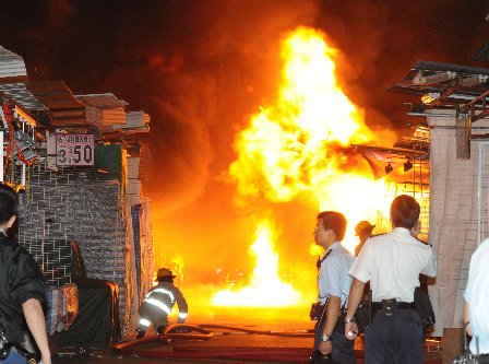 香港旺角花園街大火撲滅 9人死亡30人受傷