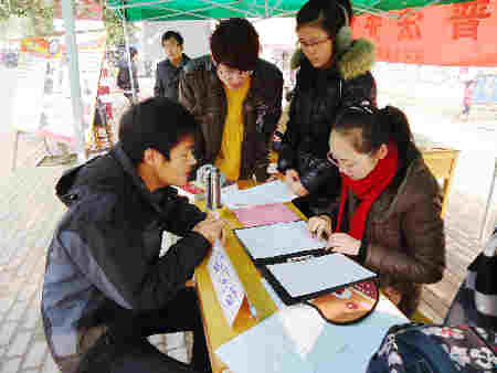 法制宣傳日 大學生成立法律援助所校園普法