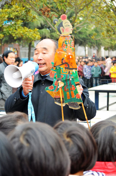 鄭州大學(xué)賽扶團(tuán)隊(duì)感受羅山皮影文化魅力