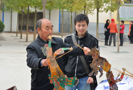 鄭州大學(xué)賽扶團(tuán)隊(duì)感受羅山皮影文化魅力